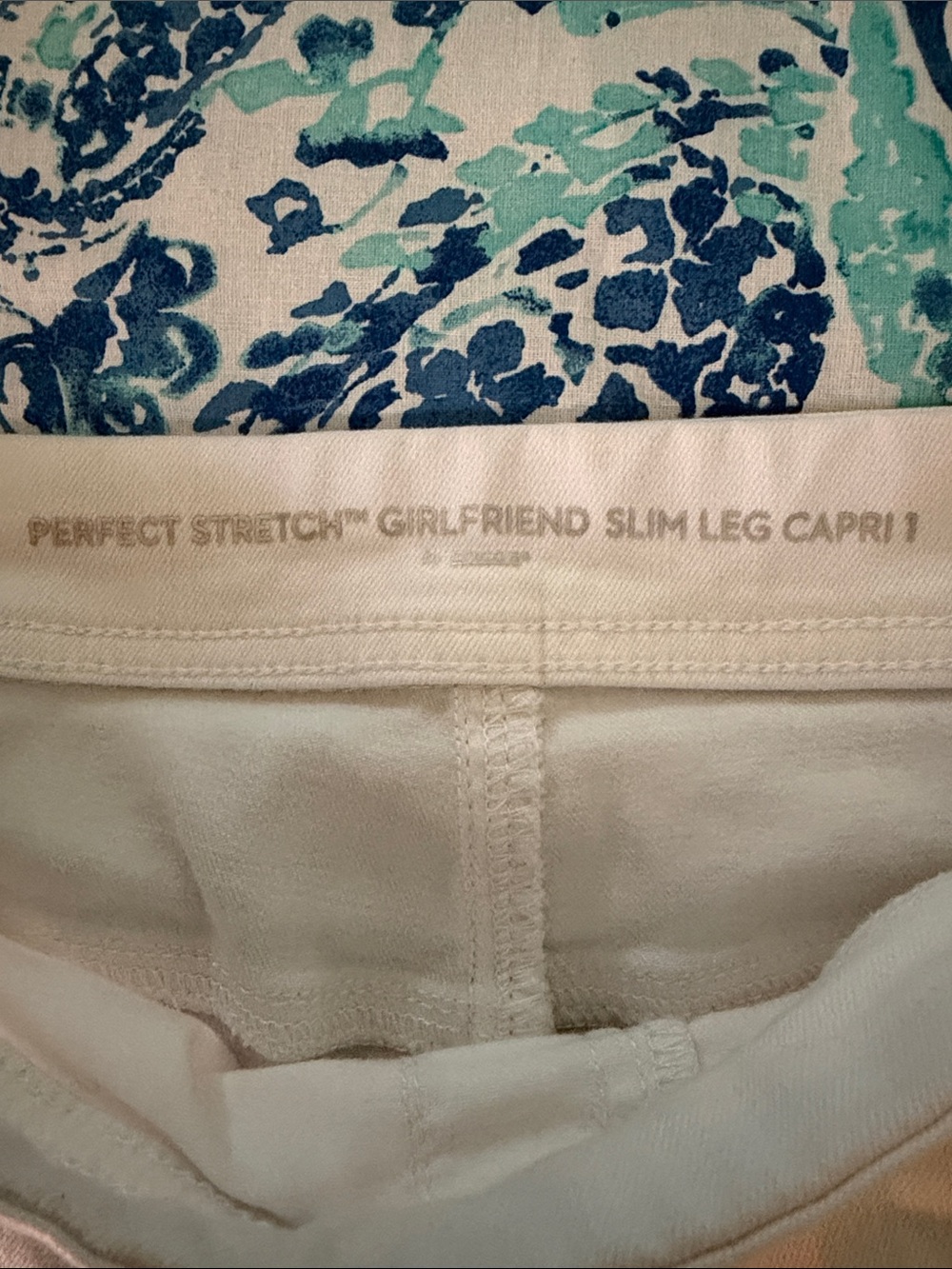 Chico's Soft White Perfect Stretch Girlfriend Slim Leg Capri